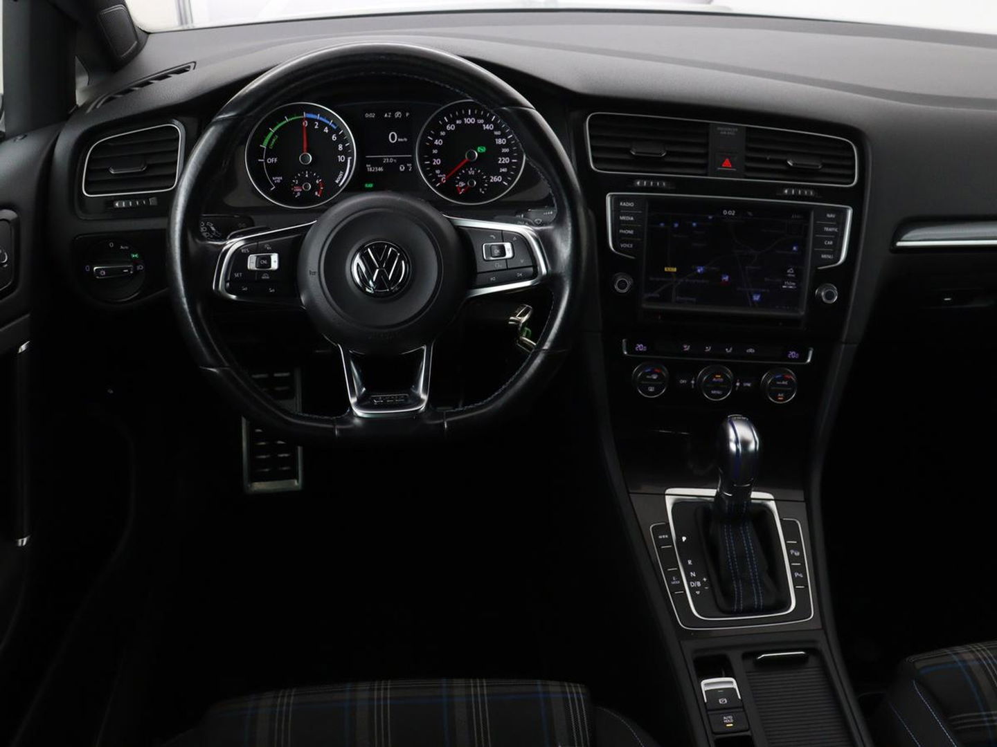 Volkswagen Golf 1.4 TSI GTE | Panoramadak | Carplay | Camera | Trekhaak | Full LED | Navigatie | Park Assist | Sportstoelen | DAB | Climate control