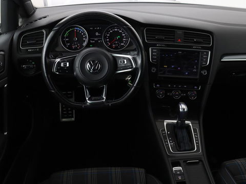 Volkswagen Golf 1.4 TSI GTE | Panoramadak | Carplay | Camera | Trekhaak | Full LED | Navigatie | Park Assist | Sportstoelen | DAB | Climate control