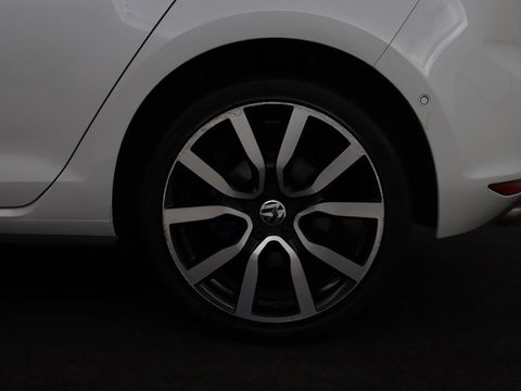 Volkswagen Golf 1.4 TSI GTE | Panoramadak | Carplay | Camera | Trekhaak | Full LED | Navigatie | Park Assist | Sportstoelen | DAB | Climate control