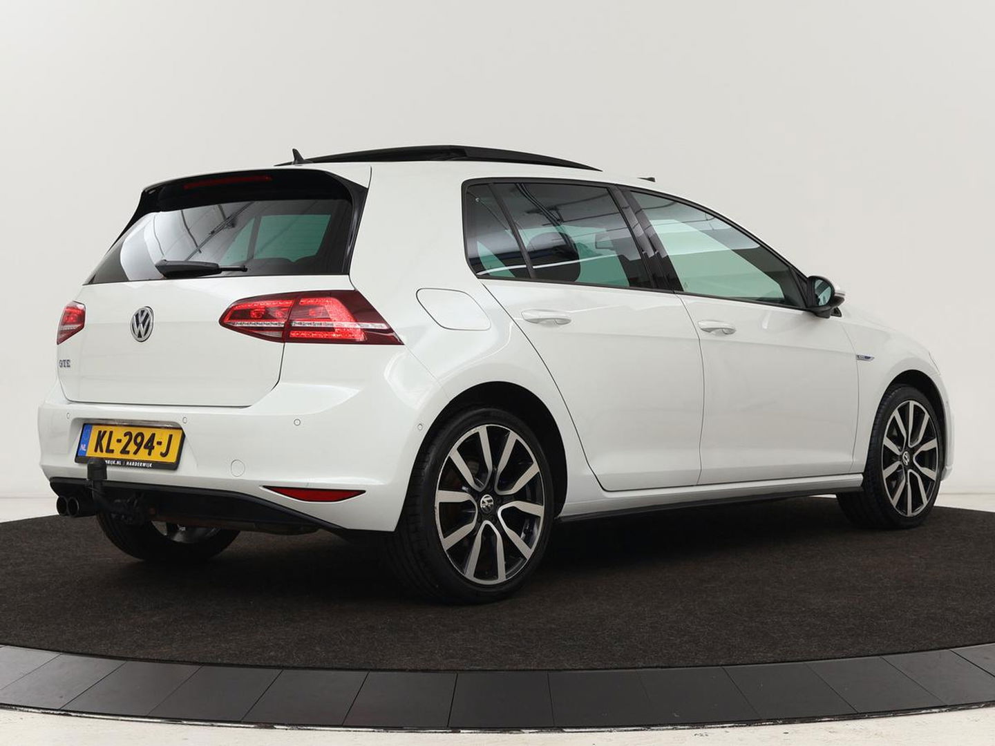 Volkswagen Golf 1.4 TSI GTE | Panoramadak | Carplay | Camera | Trekhaak | Full LED | Navigatie | Park Assist | Sportstoelen | DAB | Climate control
