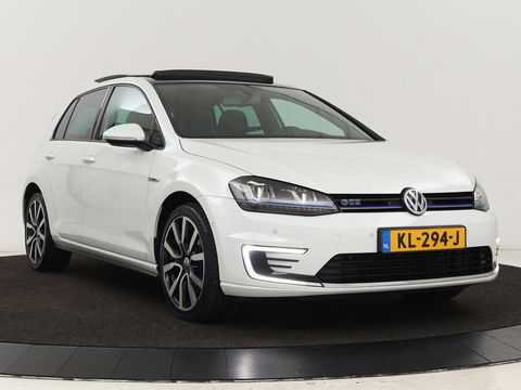 Volkswagen Golf 1.4 TSI GTE | Panoramadak | Carplay | Camera | Trekhaak | Full LED | Navigatie | Park Assist | Sportstoelen | DAB | Climate control