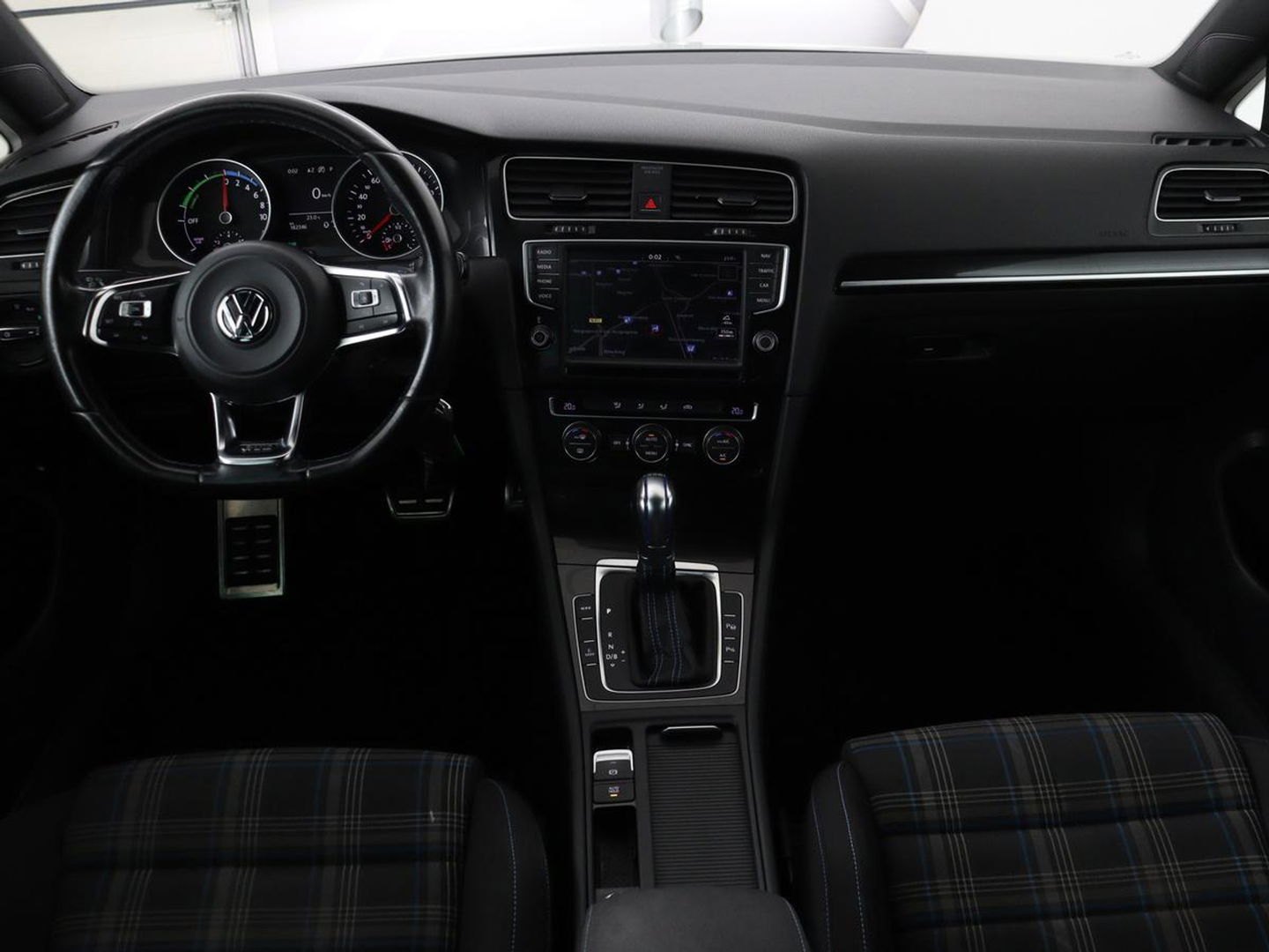 Volkswagen Golf 1.4 TSI GTE | Panoramadak | Carplay | Camera | Trekhaak | Full LED | Navigatie | Park Assist | Sportstoelen | DAB | Climate control