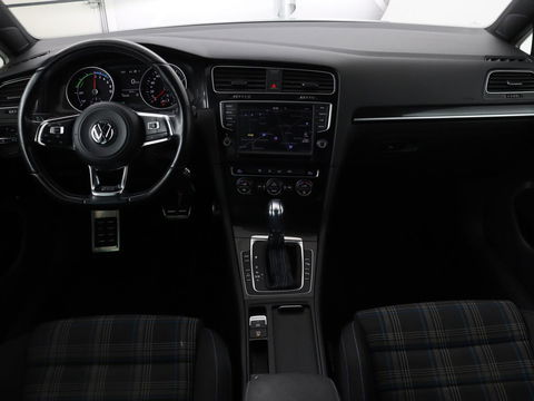 Volkswagen Golf 1.4 TSI GTE | Panoramadak | Carplay | Camera | Trekhaak | Full LED | Navigatie | Park Assist | Sportstoelen | DAB | Climate control