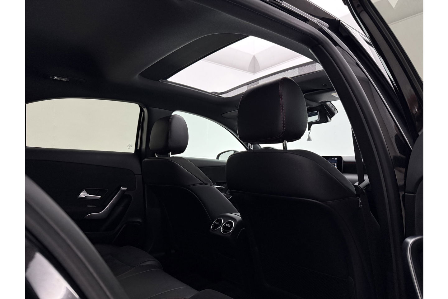 Mercedes-Benz A-Klasse 200 AMG 164PK Pano LED Virtual Clima Cruise Camera Carplay Navi PDC 18"LMV