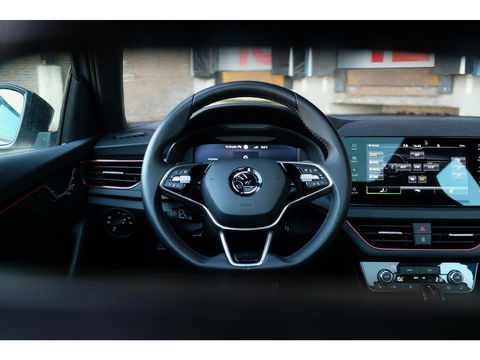 Škoda Kamiq FL 1.0 TSI DSG Monte Carlo | PANO | DIGI DASH | STOEL, STUUR & VOORRUIT VERW. | ADAPTIVE CRUISE | SPORT