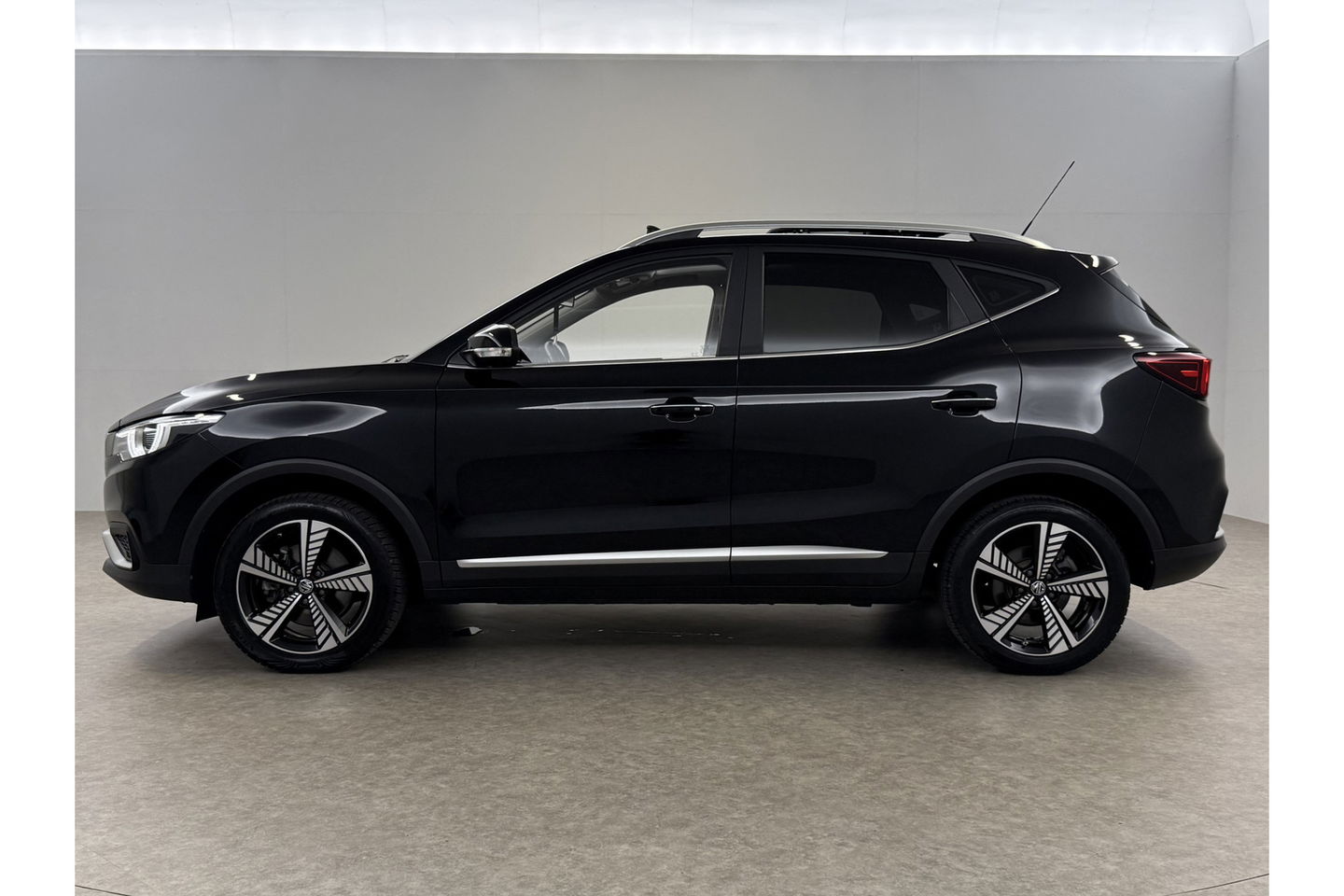 MG ZS EV Luxury 45 kWh Elektrisch Pano Camera Carplay LED Leder Clima Cruise Navi PDC 17"LMV