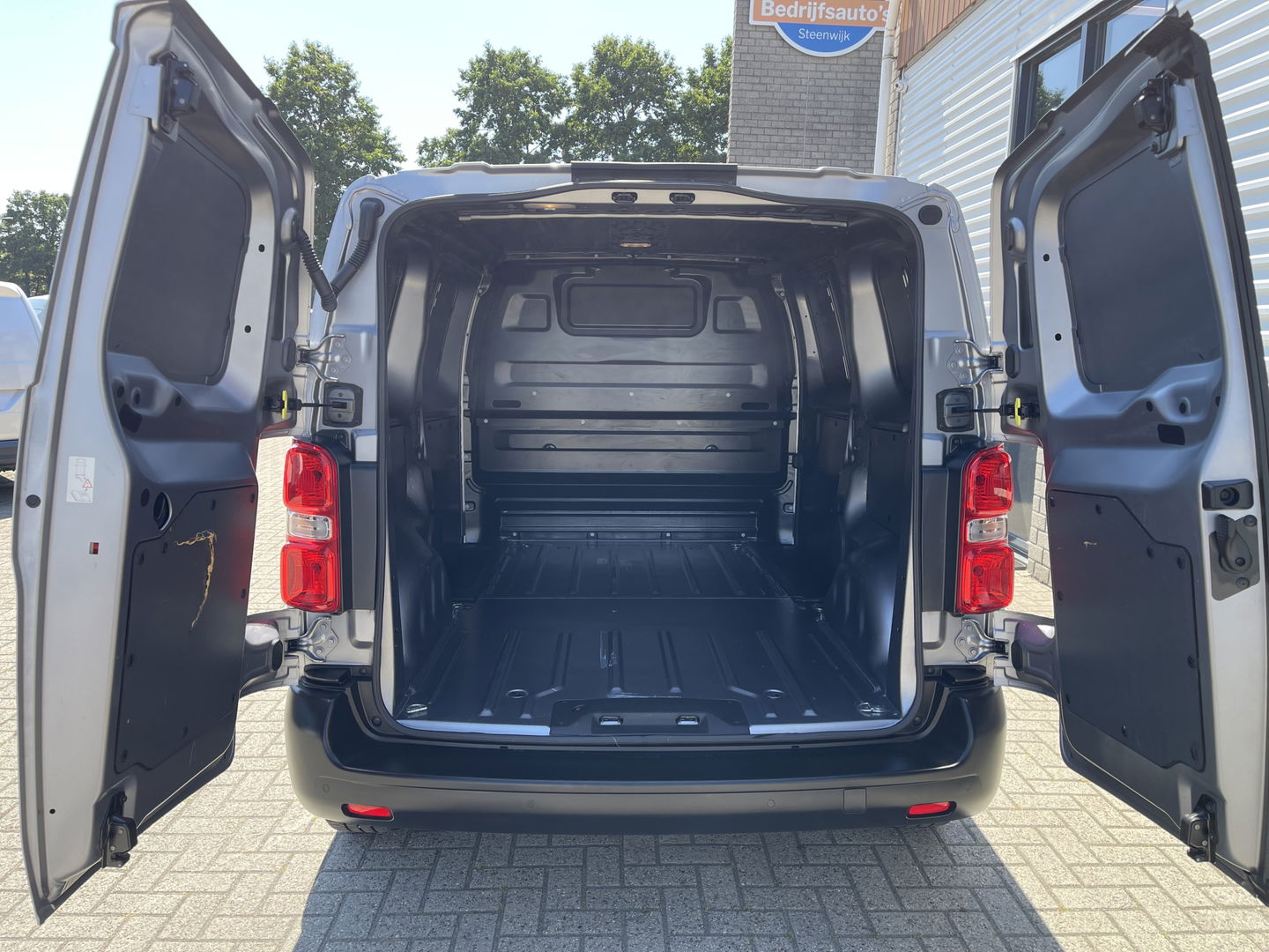 Citroën Jumpy 1.5 BlueHDI 120pk M Club L2H1 / vaste prijs rijklaar € 16.950 ex btw / lease vanaf € 285 / airco / cruise control / bijrijdersbank / grijs metallic / navigatie / euro 6 / bpm vrij