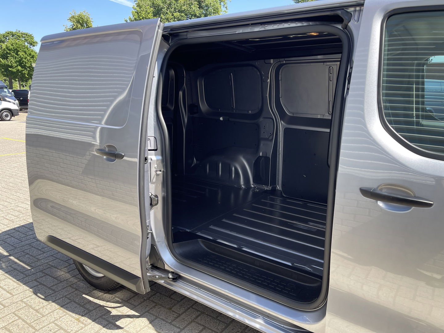 Citroën Jumpy 1.5 BlueHDI 120pk M Club L2H1 / vaste prijs rijklaar € 16.950 ex btw / lease vanaf € 285 / airco / cruise control / bijrijdersbank / grijs metallic / navigatie / euro 6 / bpm vrij