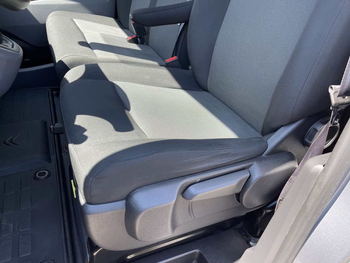 Citroën Jumpy 1.5 BlueHDI 120pk M Club L2H1 / vaste prijs rijklaar € 16.950 ex btw / lease vanaf € 285 / airco / cruise control / bijrijdersbank / grijs metallic / navigatie / euro 6 / bpm vrij