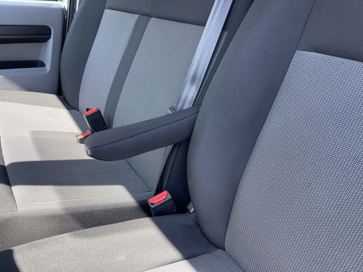 Citroën Jumpy 1.5 BlueHDI 120pk M Club L2H1 / vaste prijs rijklaar € 16.950 ex btw / lease vanaf € 285 / airco / cruise control / bijrijdersbank / grijs metallic / navigatie / euro 6 / bpm vrij
