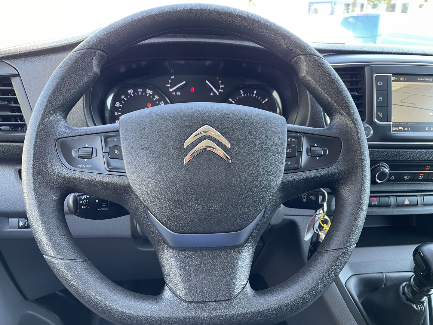 Citroën Jumpy 1.5 BlueHDI 120pk M Club L2H1 / vaste prijs rijklaar € 16.950 ex btw / lease vanaf € 285 / airco / cruise control / bijrijdersbank / grijs metallic / navigatie / euro 6 / bpm vrij