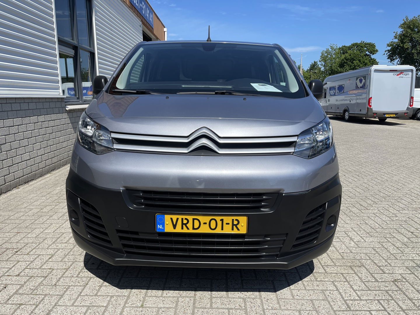 Citroën Jumpy 1.5 BlueHDI 120pk M Club L2H1 / vaste prijs rijklaar € 16.950 ex btw / lease vanaf € 285 / airco / cruise control / bijrijdersbank / grijs metallic / navigatie / euro 6 / bpm vrij