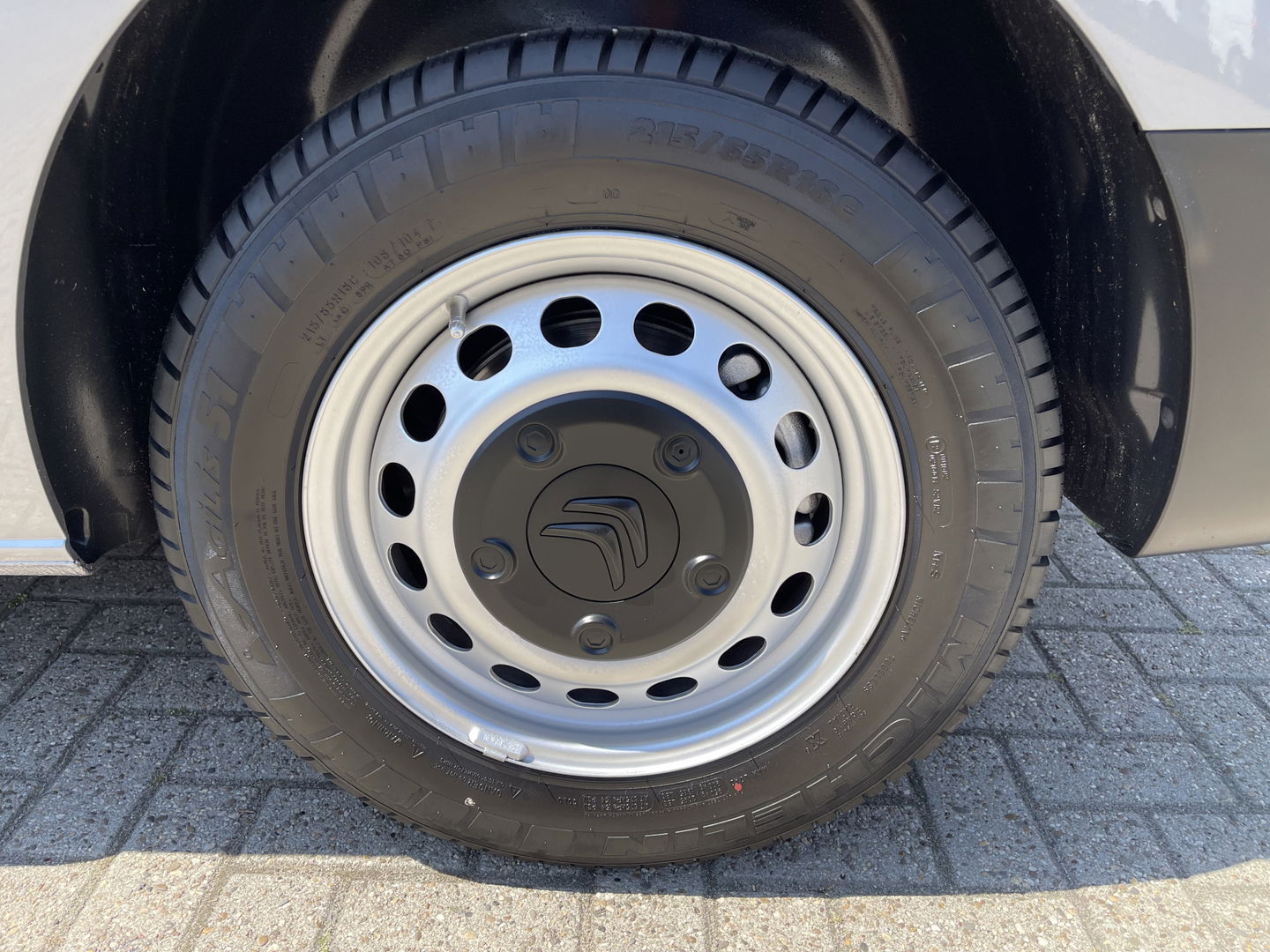 Citroën Jumpy 1.5 BlueHDI 120pk M Club L2H1 / vaste prijs rijklaar € 16.950 ex btw / lease vanaf € 285 / airco / cruise control / bijrijdersbank / grijs metallic / navigatie / euro 6 / bpm vrij