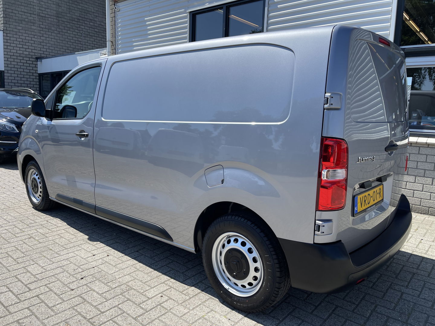 Citroën Jumpy 1.5 BlueHDI 120pk M Club L2H1 / vaste prijs rijklaar € 16.950 ex btw / lease vanaf € 285 / airco / cruise control / bijrijdersbank / grijs metallic / navigatie / euro 6 / bpm vrij
