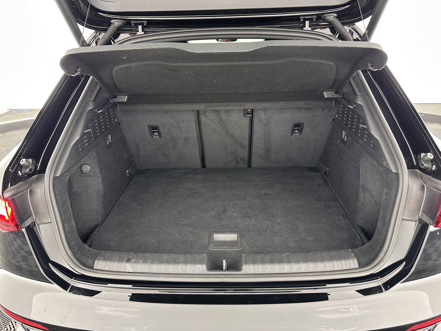 Audi RS3 Sportback 2.5 TFSI quattro Aut. *PANO | HEAD-UP | MATRIX-LED | FULL-LED | ADAPTIVE-CRUISE | BLIND-SPOT | MEMORY-PACK | KEYLESS | SPORT-SEATS | CAMERA | DIGI-COCKPIT | AMBIENT-LIGHT | 19''ALU*