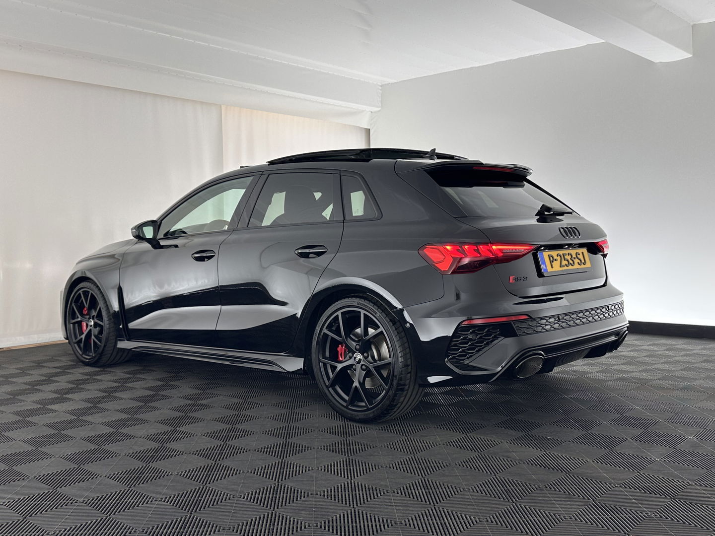 Audi RS3 Sportback 2.5 TFSI quattro Aut. *PANO | HEAD-UP | MATRIX-LED | FULL-LED | ADAPTIVE-CRUISE | BLIND-SPOT | MEMORY-PACK | KEYLESS | SPORT-SEATS | CAMERA | DIGI-COCKPIT | AMBIENT-LIGHT | 19''ALU*