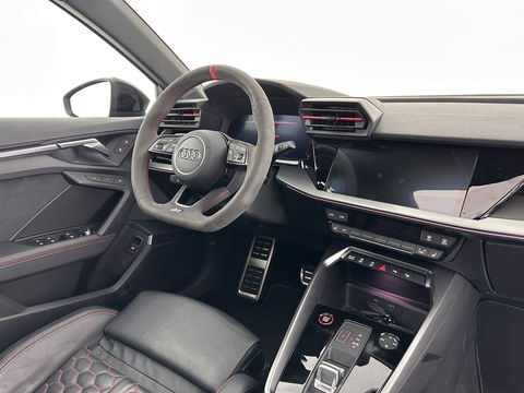 Audi RS3 Sportback 2.5 TFSI quattro Aut. *PANO | HEAD-UP | MATRIX-LED | FULL-LED | ADAPTIVE-CRUISE | BLIND-SPOT | MEMORY-PACK | KEYLESS | SPORT-SEATS | CAMERA | DIGI-COCKPIT | AMBIENT-LIGHT | 19''ALU*