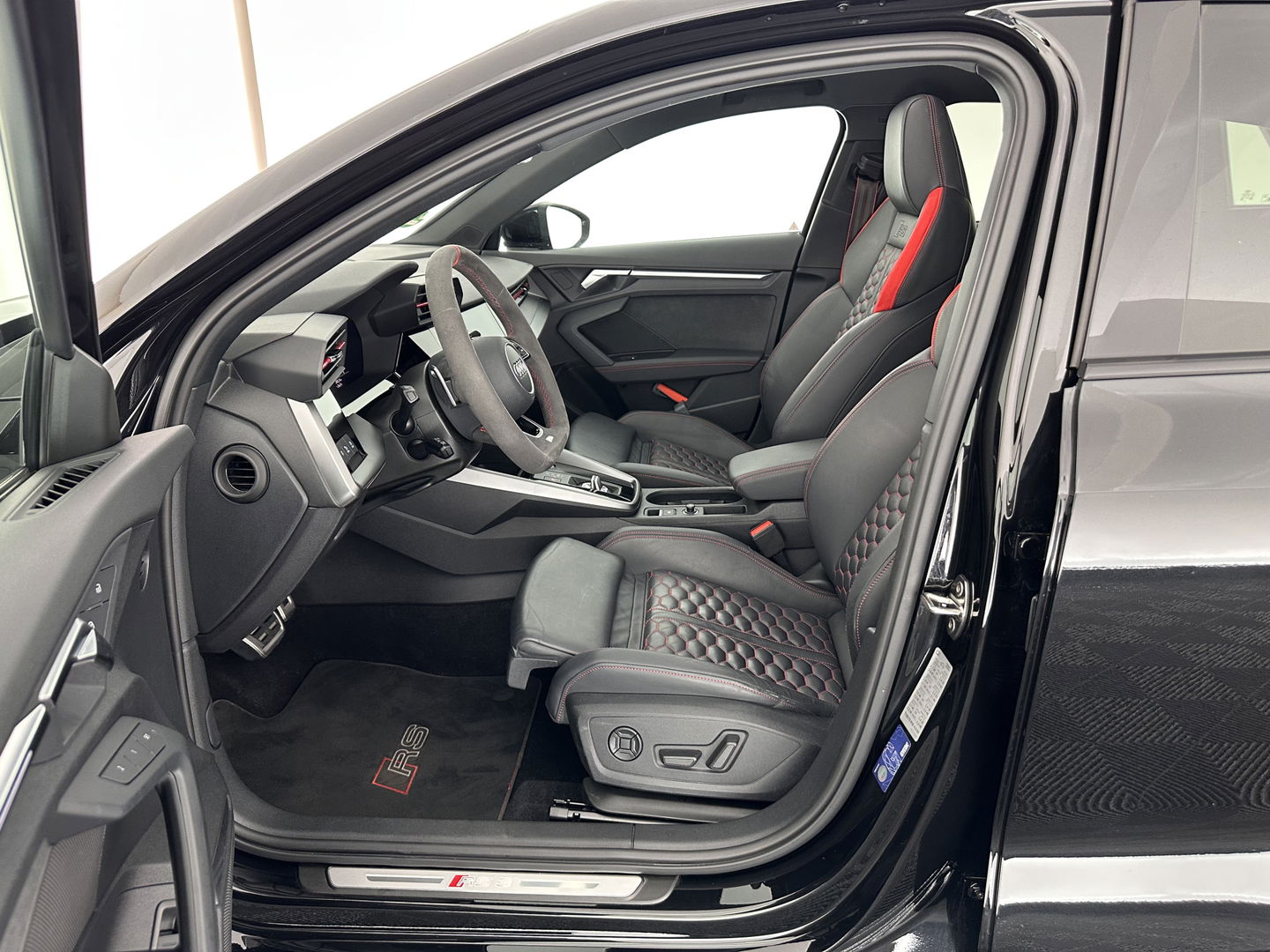 Audi RS3 Sportback 2.5 TFSI quattro Aut. *PANO | HEAD-UP | MATRIX-LED | FULL-LED | ADAPTIVE-CRUISE | BLIND-SPOT | MEMORY-PACK | KEYLESS | SPORT-SEATS | CAMERA | DIGI-COCKPIT | AMBIENT-LIGHT | 19''ALU*