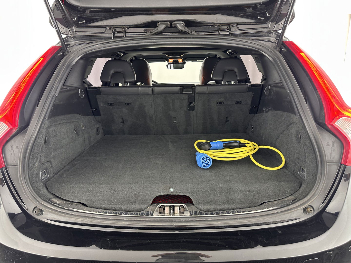 Volvo V60 2.4 D6 Twin Engine R-Design Aut. *PANO | LUXURY-LEATHER | BI-XENON | PREMIUM AUDIO | NAVI-FULLMAP | MEMORY-PACK | HEATED-COMFORTSEATS | TOWBAR | ECC | PDC | CRUISE | 18''ALU*