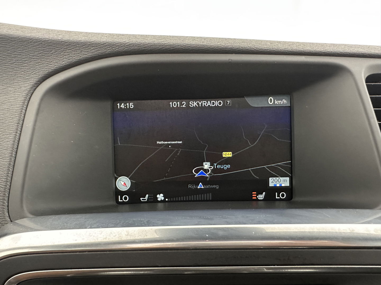 Volvo V60 2.4 D6 Twin Engine R-Design Aut. *PANO | LUXURY-LEATHER | BI-XENON | PREMIUM AUDIO | NAVI-FULLMAP | MEMORY-PACK | HEATED-COMFORTSEATS | TOWBAR | ECC | PDC | CRUISE | 18''ALU*