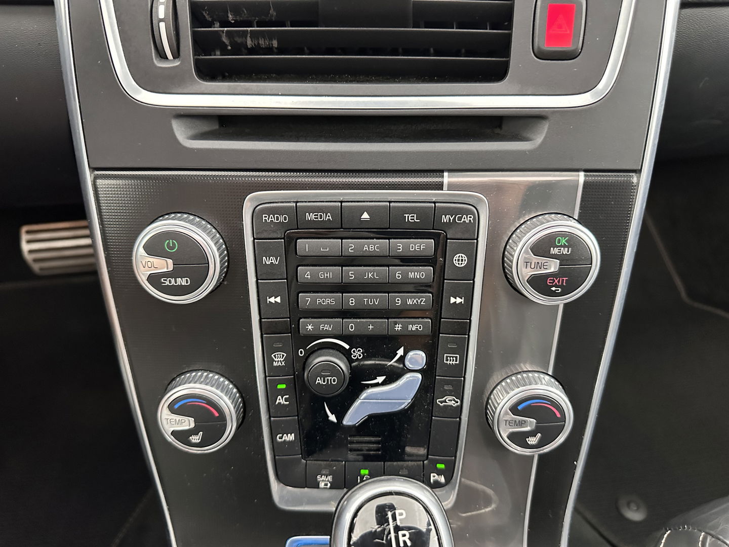 Volvo V60 2.4 D6 Twin Engine R-Design Aut. *PANO | LUXURY-LEATHER | BI-XENON | PREMIUM AUDIO | NAVI-FULLMAP | MEMORY-PACK | HEATED-COMFORTSEATS | TOWBAR | ECC | PDC | CRUISE | 18''ALU*