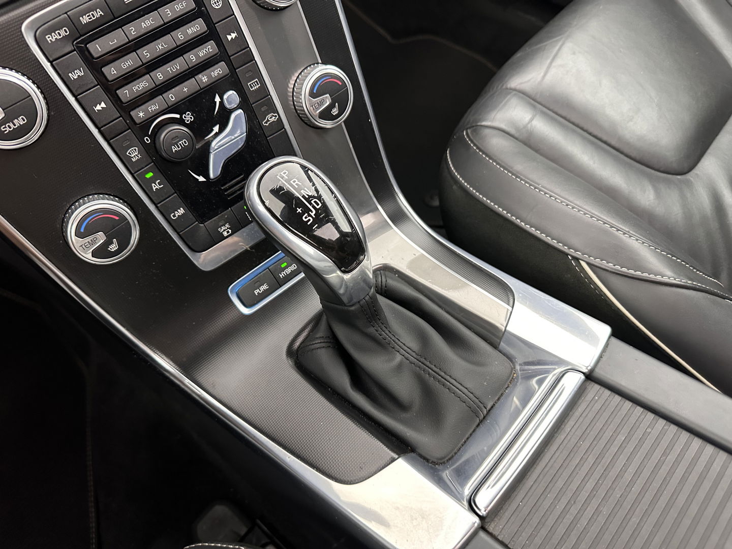 Volvo V60 2.4 D6 Twin Engine R-Design Aut. *PANO | LUXURY-LEATHER | BI-XENON | PREMIUM AUDIO | NAVI-FULLMAP | MEMORY-PACK | HEATED-COMFORTSEATS | TOWBAR | ECC | PDC | CRUISE | 18''ALU*