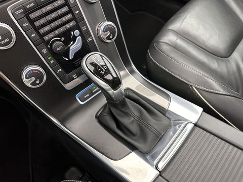 Volvo V60 2.4 D6 Twin Engine R-Design Aut. *PANO | LUXURY-LEATHER | BI-XENON | PREMIUM AUDIO | NAVI-FULLMAP | MEMORY-PACK | HEATED-COMFORTSEATS | TOWBAR | ECC | PDC | CRUISE | 18''ALU*