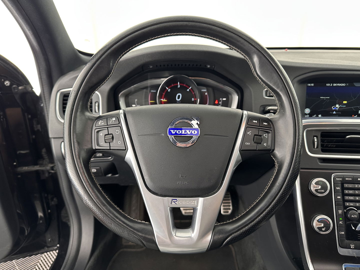 Volvo V60 2.4 D6 Twin Engine R-Design Aut. *PANO | LUXURY-LEATHER | BI-XENON | PREMIUM AUDIO | NAVI-FULLMAP | MEMORY-PACK | HEATED-COMFORTSEATS | TOWBAR | ECC | PDC | CRUISE | 18''ALU*