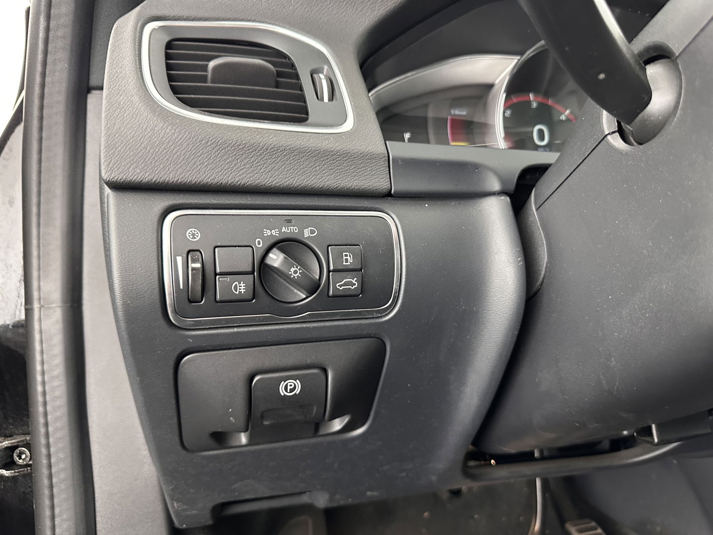 Volvo V60 2.4 D6 Twin Engine R-Design Aut. *PANO | LUXURY-LEATHER | BI-XENON | PREMIUM AUDIO | NAVI-FULLMAP | MEMORY-PACK | HEATED-COMFORTSEATS | TOWBAR | ECC | PDC | CRUISE | 18''ALU*