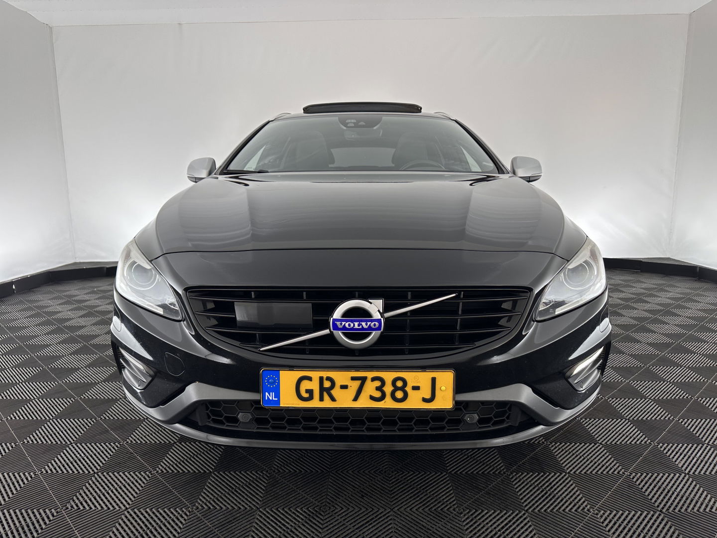 Volvo V60 2.4 D6 Twin Engine R-Design Aut. *PANO | LUXURY-LEATHER | BI-XENON | PREMIUM AUDIO | NAVI-FULLMAP | MEMORY-PACK | HEATED-COMFORTSEATS | TOWBAR | ECC | PDC | CRUISE | 18''ALU*