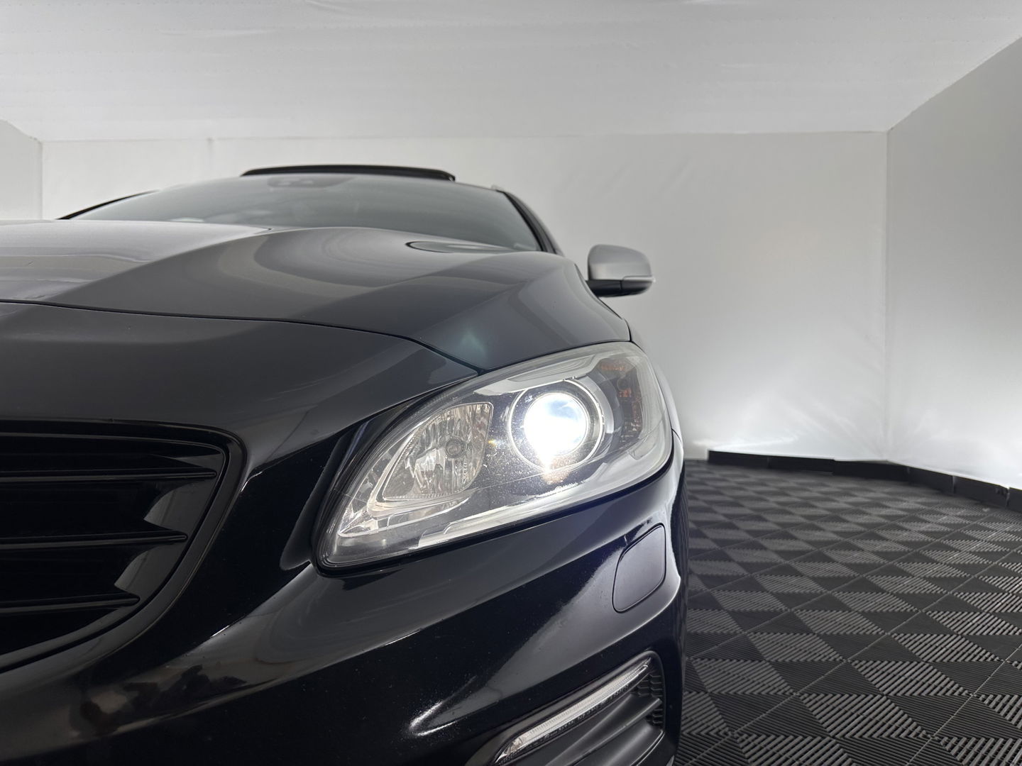 Volvo V60 2.4 D6 Twin Engine R-Design Aut. *PANO | LUXURY-LEATHER | BI-XENON | PREMIUM AUDIO | NAVI-FULLMAP | MEMORY-PACK | HEATED-COMFORTSEATS | TOWBAR | ECC | PDC | CRUISE | 18''ALU*