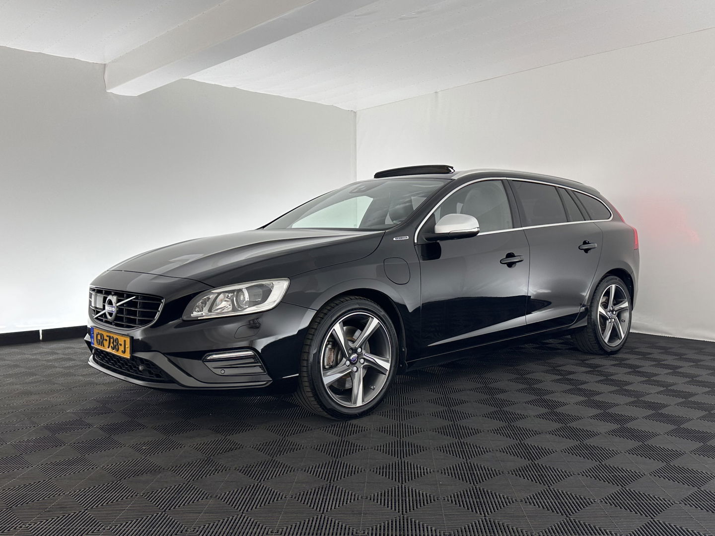 Volvo V60 2.4 D6 Twin Engine R-Design Aut. *PANO | LUXURY-LEATHER | BI-XENON | PREMIUM AUDIO | NAVI-FULLMAP | MEMORY-PACK | HEATED-COMFORTSEATS | TOWBAR | ECC | PDC | CRUISE | 18''ALU*