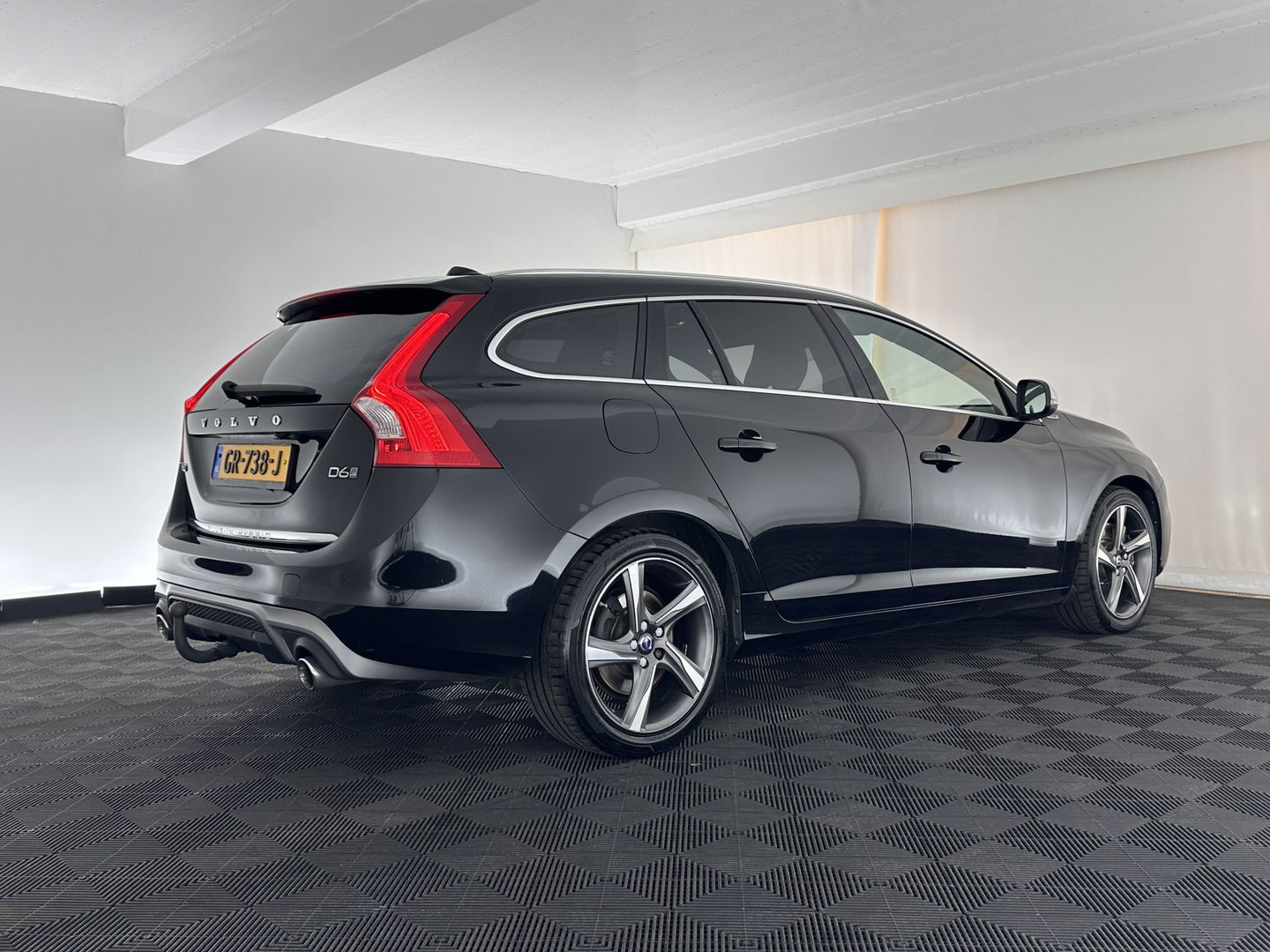 Volvo V60 2.4 D6 Twin Engine R-Design Aut. *PANO | LUXURY-LEATHER | BI-XENON | PREMIUM AUDIO | NAVI-FULLMAP | MEMORY-PACK | HEATED-COMFORTSEATS | TOWBAR | ECC | PDC | CRUISE | 18''ALU*