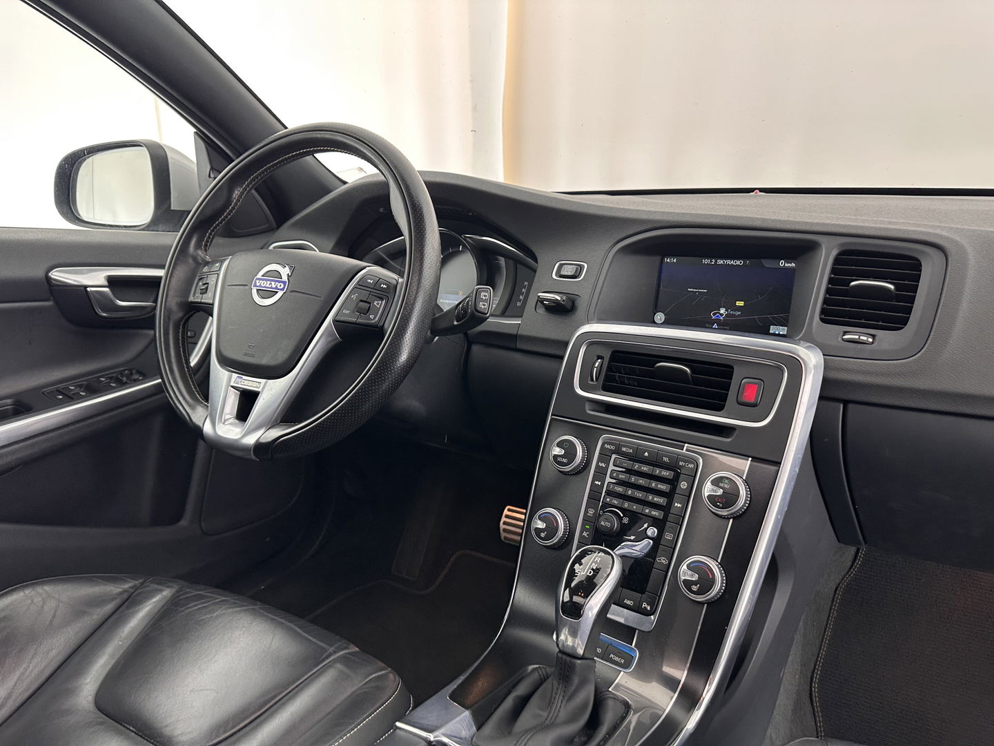 Volvo V60 2.4 D6 Twin Engine R-Design Aut. *PANO | LUXURY-LEATHER | BI-XENON | PREMIUM AUDIO | NAVI-FULLMAP | MEMORY-PACK | HEATED-COMFORTSEATS | TOWBAR | ECC | PDC | CRUISE | 18''ALU*