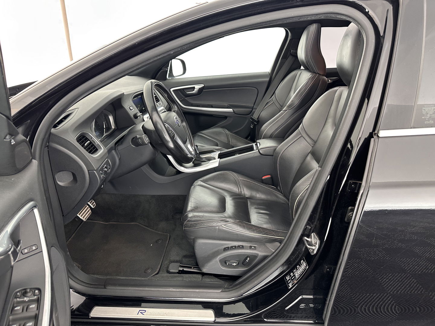 Volvo V60 2.4 D6 Twin Engine R-Design Aut. *PANO | LUXURY-LEATHER | BI-XENON | PREMIUM AUDIO | NAVI-FULLMAP | MEMORY-PACK | HEATED-COMFORTSEATS | TOWBAR | ECC | PDC | CRUISE | 18''ALU*