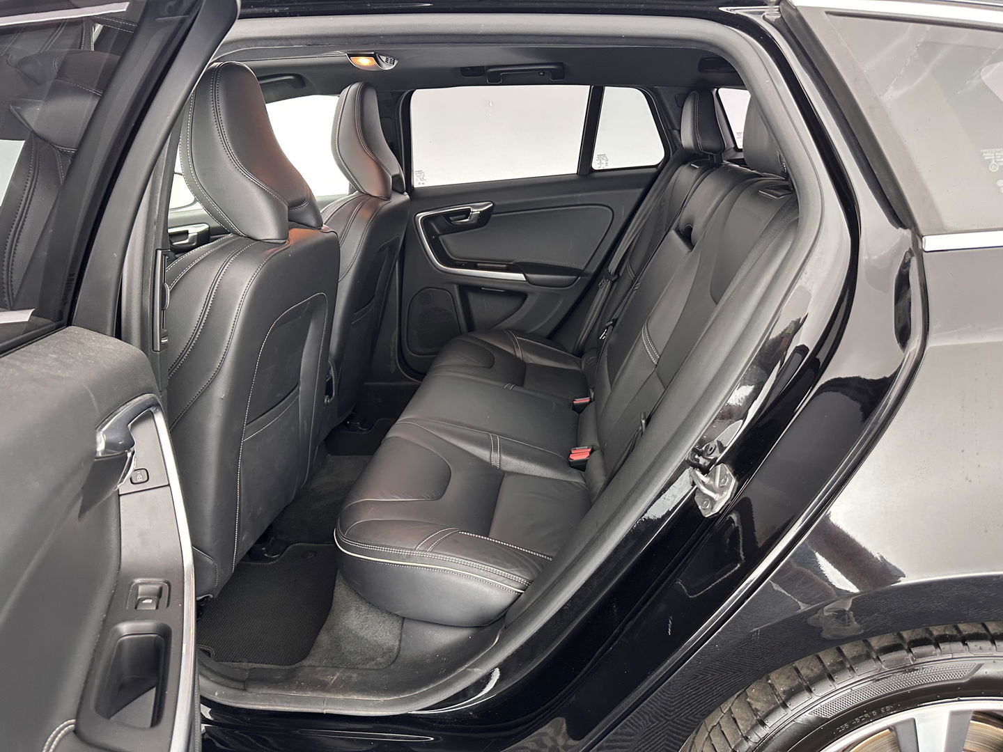 Volvo V60 2.4 D6 Twin Engine R-Design Aut. *PANO | LUXURY-LEATHER | BI-XENON | PREMIUM AUDIO | NAVI-FULLMAP | MEMORY-PACK | HEATED-COMFORTSEATS | TOWBAR | ECC | PDC | CRUISE | 18''ALU*