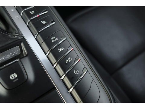 Porsche Macan S 3.0 D 258pk Panoramadak Bose Luchtvering Sport chrono Sportuitlaat Lane assist 20" LMV