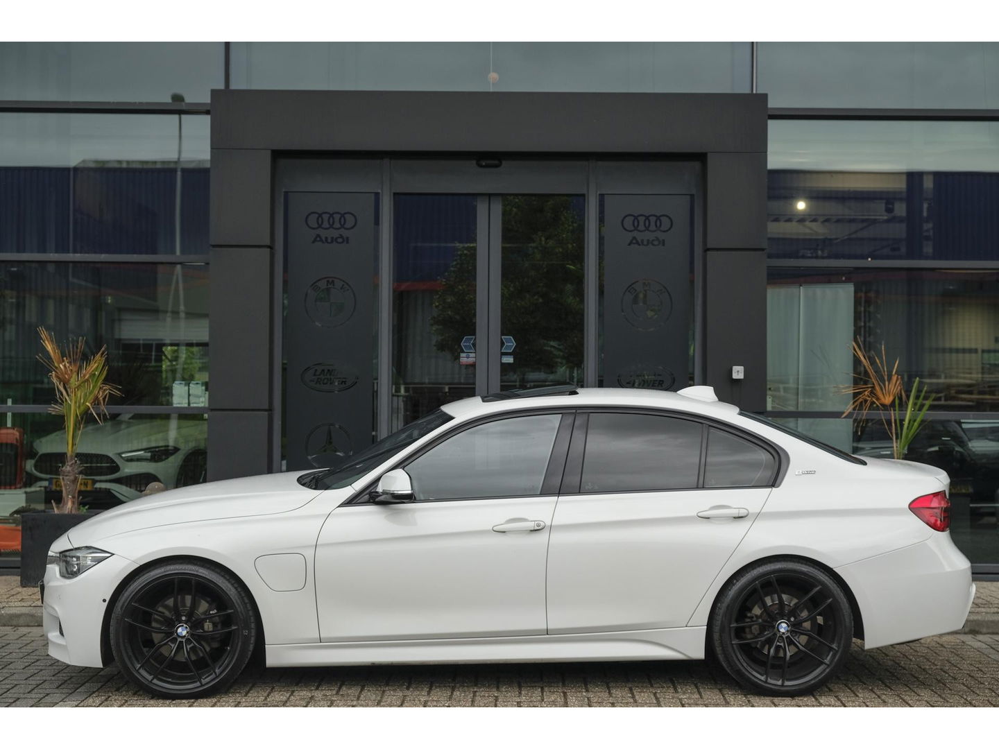 BMW 3-serie 330e 252pk M-Sport Schuifdak Harman/Kardon Head-up Leder Full led NLauto 19" LMV