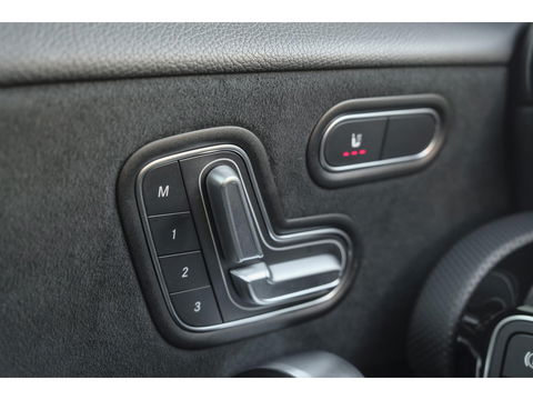 Mercedes-Benz A-Klasse A250e 218pk AMG Hybrid Panoramadak NP. €60k *BTW* Head-up Night pakket Multibeam led Memory 1e Eig. NLauto 19" LMV
