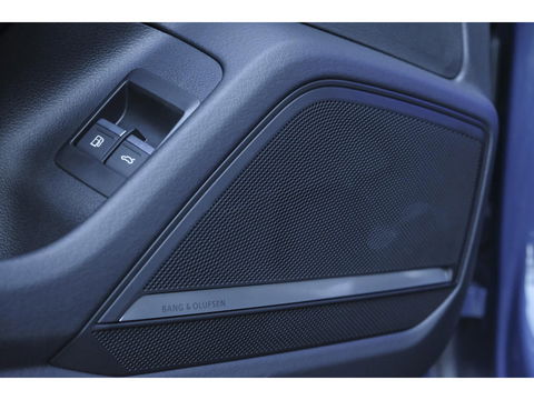 Audi A6 Avant 50 TFSIe 300pk Quattro S-line Facelift Panoramadak Bang&Olufsen *BTW* Trekhaak elec. Ascari blauw S6 diffusor Black pack