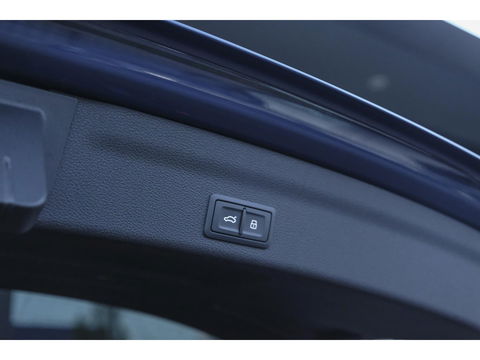 Audi A6 Avant 50 TFSIe 300pk Quattro S-line Facelift Panoramadak Bang&Olufsen *BTW* Trekhaak elec. Ascari blauw S6 diffusor Black pack