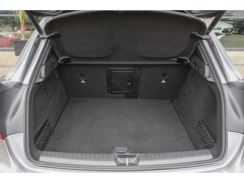 Mercedes-Benz GLA GLA180 AMG 122pk Panoramadak Night pakket Climate control Cruise control Trekhaak 19" LMV