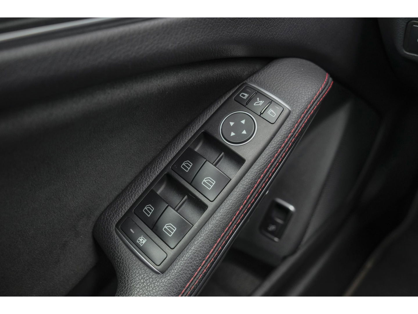 Mercedes-Benz GLA GLA180 AMG 122pk Panoramadak Night pakket Climate control Cruise control Trekhaak 19" LMV