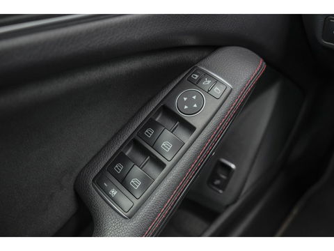Mercedes-Benz GLA GLA180 AMG 122pk Panoramadak Night pakket Climate control Cruise control Trekhaak 19" LMV