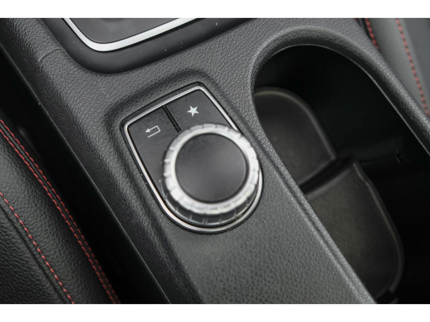 Mercedes-Benz GLA GLA180 AMG 122pk Panoramadak Night pakket Climate control Cruise control Trekhaak 19" LMV