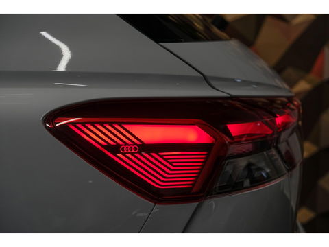 Audi Q4 e-tron 40 204pk Competition S-line 77 kWh Sonos audio Head-up *Marge* Trekhaak elektrisch Camera Adaptive cruise NLauto