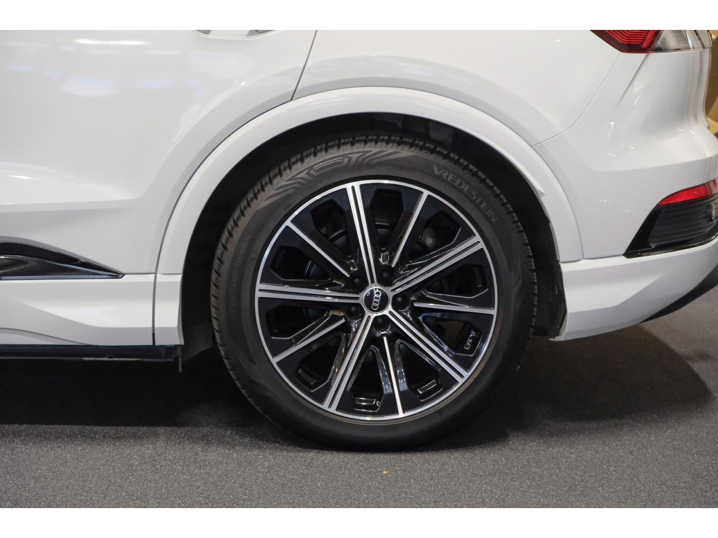 Audi Q4 e-tron 40 204pk Competition S-line 77 kWh Sonos audio Head-up *Marge* Trekhaak elektrisch Camera Adaptive cruise NLauto