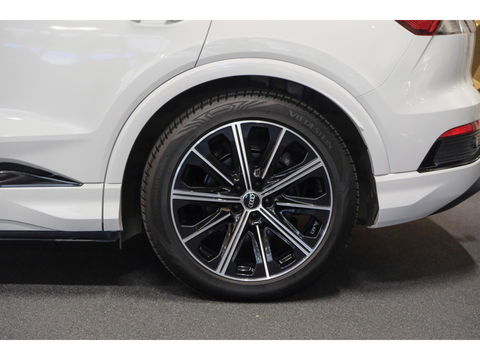 Audi Q4 e-tron 40 204pk Competition S-line 77 kWh Sonos audio Head-up *Marge* Trekhaak elektrisch Camera Adaptive cruise NLauto