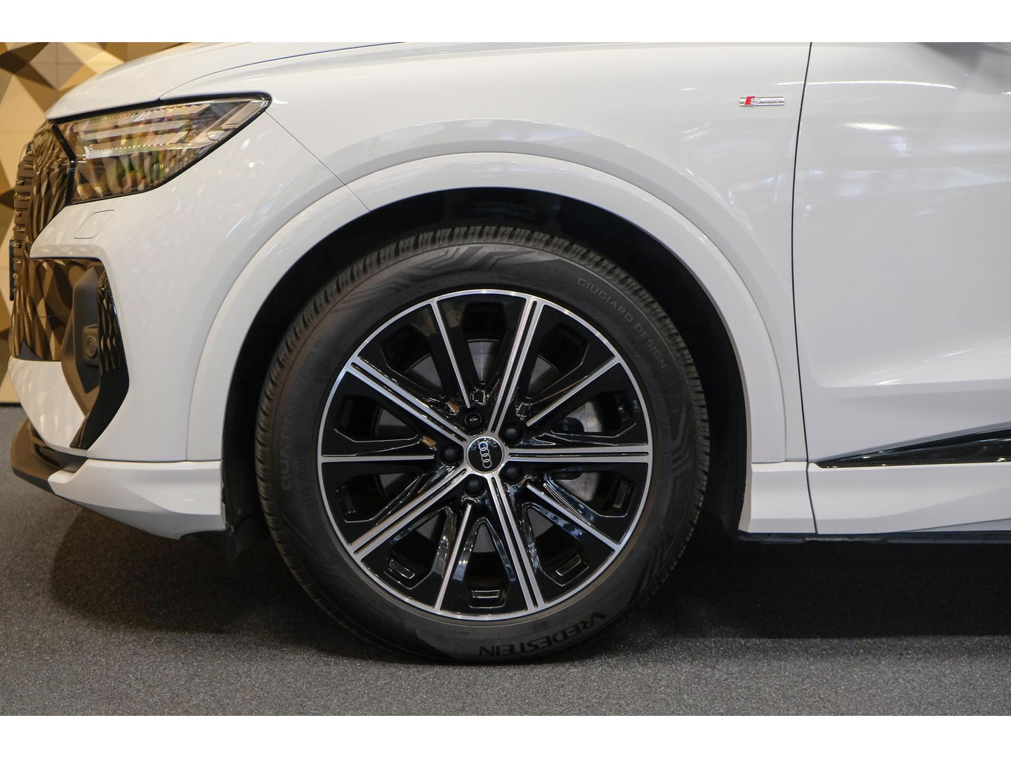 Audi Q4 e-tron 40 204pk Competition S-line 77 kWh Sonos audio Head-up *Marge* Trekhaak elektrisch Camera Adaptive cruise NLauto