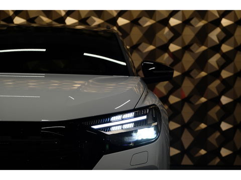 Audi Q4 e-tron 40 204pk Competition S-line 77 kWh Sonos audio Head-up *Marge* Trekhaak elektrisch Camera Adaptive cruise NLauto